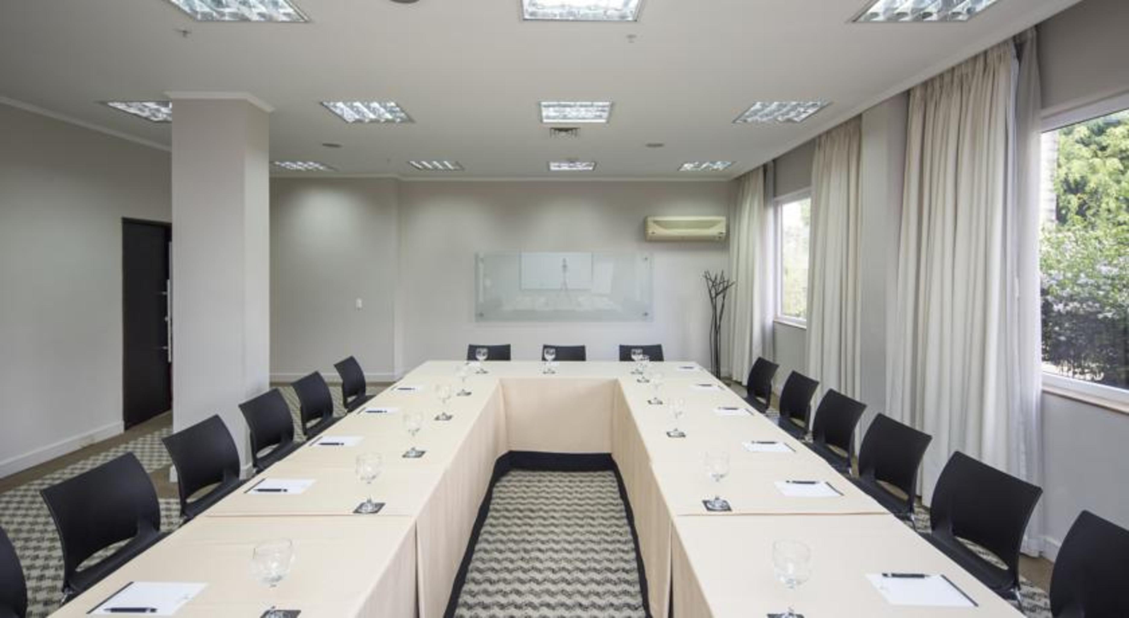 Movich Hotel Las Lomas Rionegro Ngoại thất bức ảnh U-shaped table